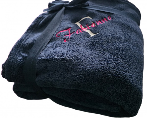 Preview: Kuscheldecke extra dick 180x130cm mit Namen/ Motiv/ Emblem bestickt