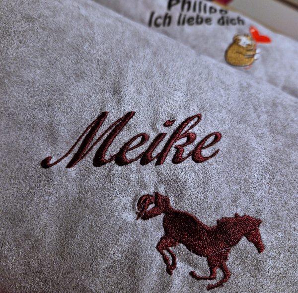 Preview: Nackenrolle (Kissen) mit Name/Text und Sternzeichen oder Motiv bestickt