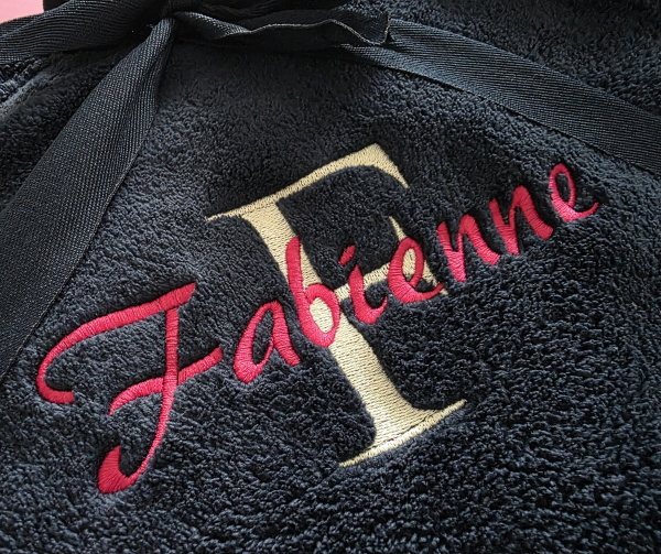 Preview: Kuscheldecke extra dick 180x130cm mit Namen/ Motiv/ Emblem bestickt