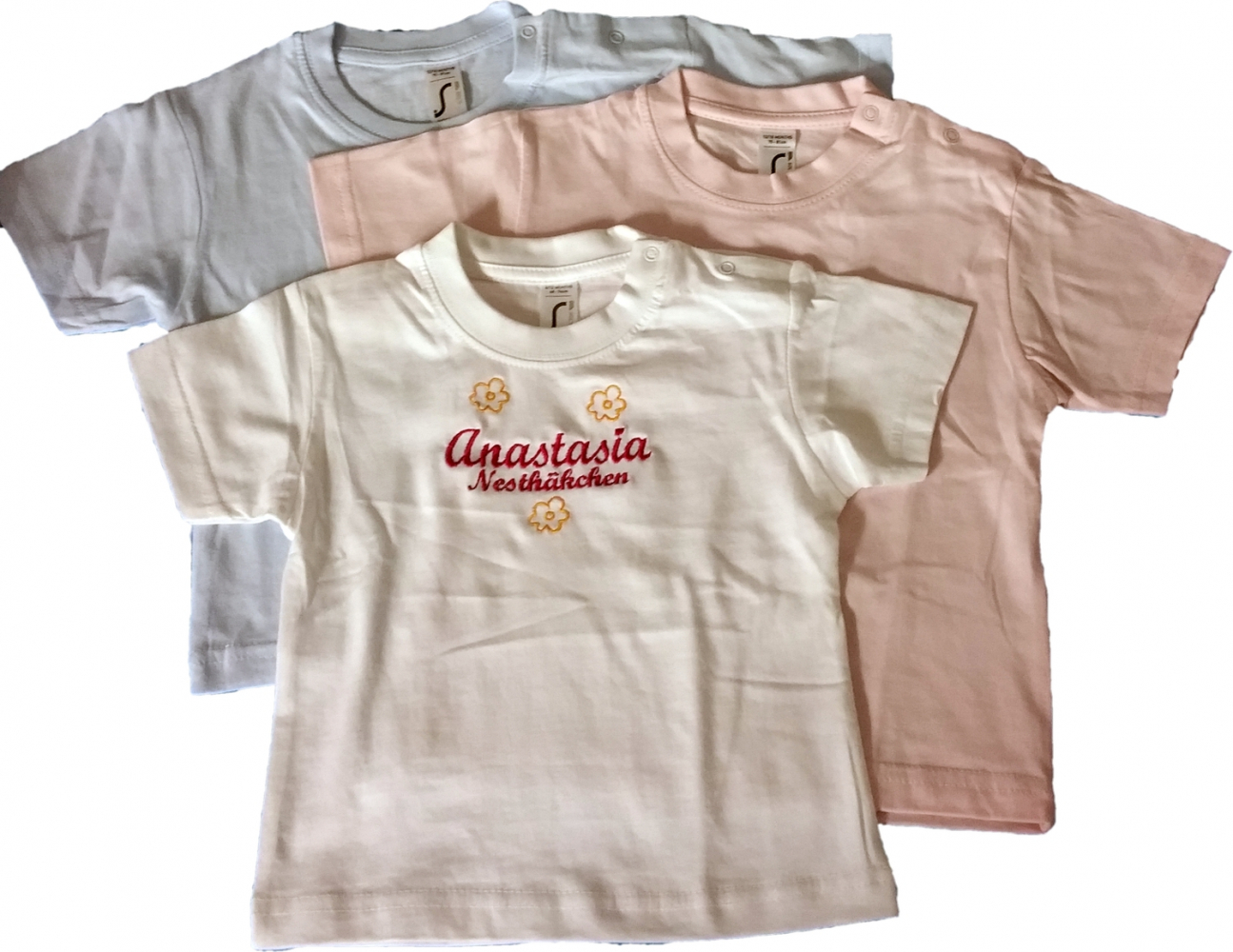 Baby T-Shirt mit Motiv, Name & Datum/Text bestickt