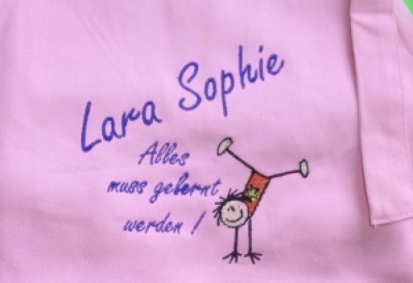 Kinderschürze mit Motiv, Namen & Text/Spruch bestickt